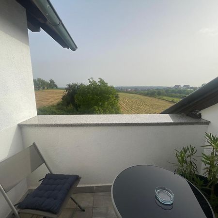 Vila Milka - Balkon - Besplatan Parking - Samostalna Prijava Karlovac Buitenkant foto