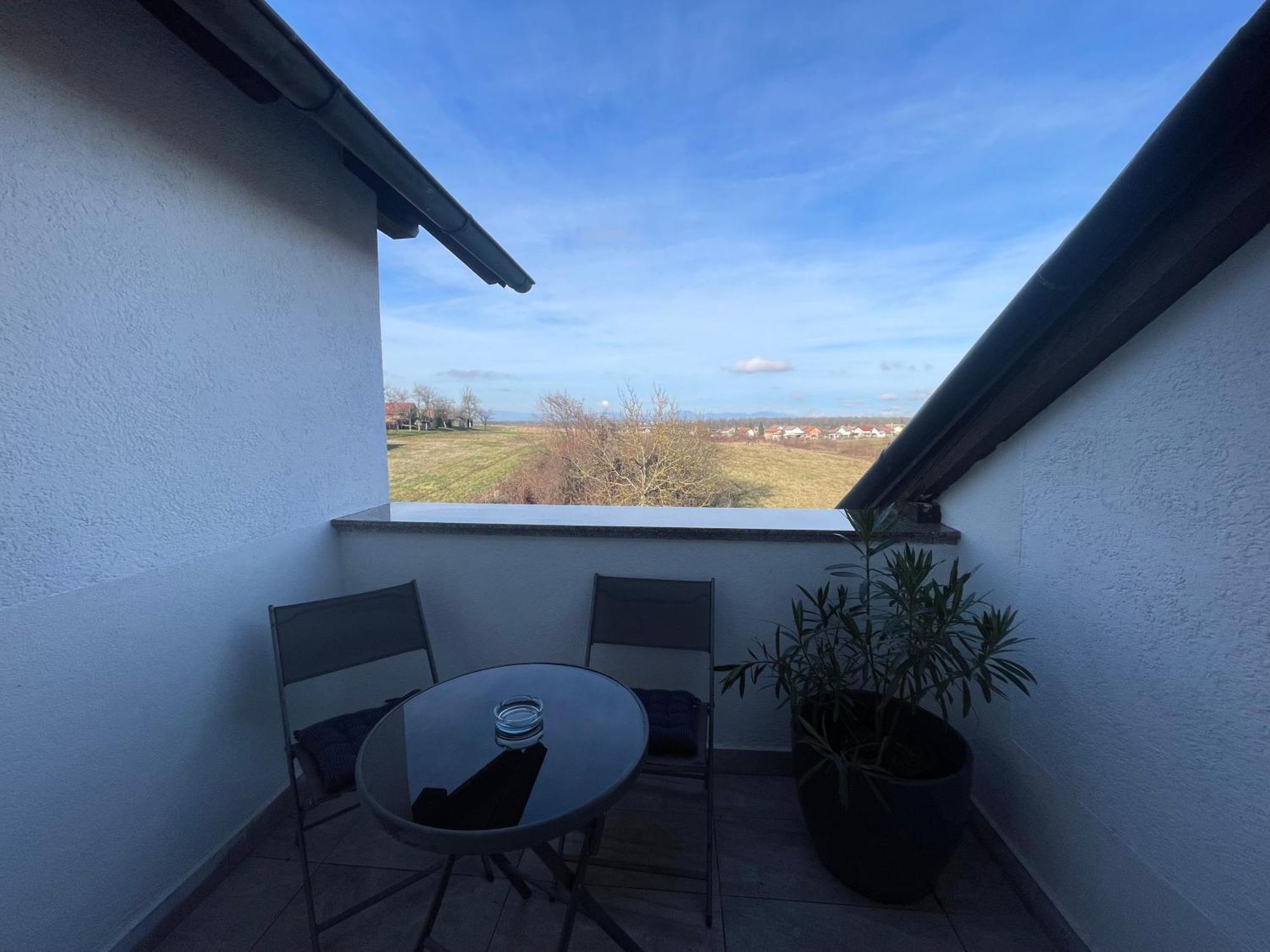 Vila Milka - Balkon - Besplatan Parking - Samostalna Prijava Karlovac Buitenkant foto