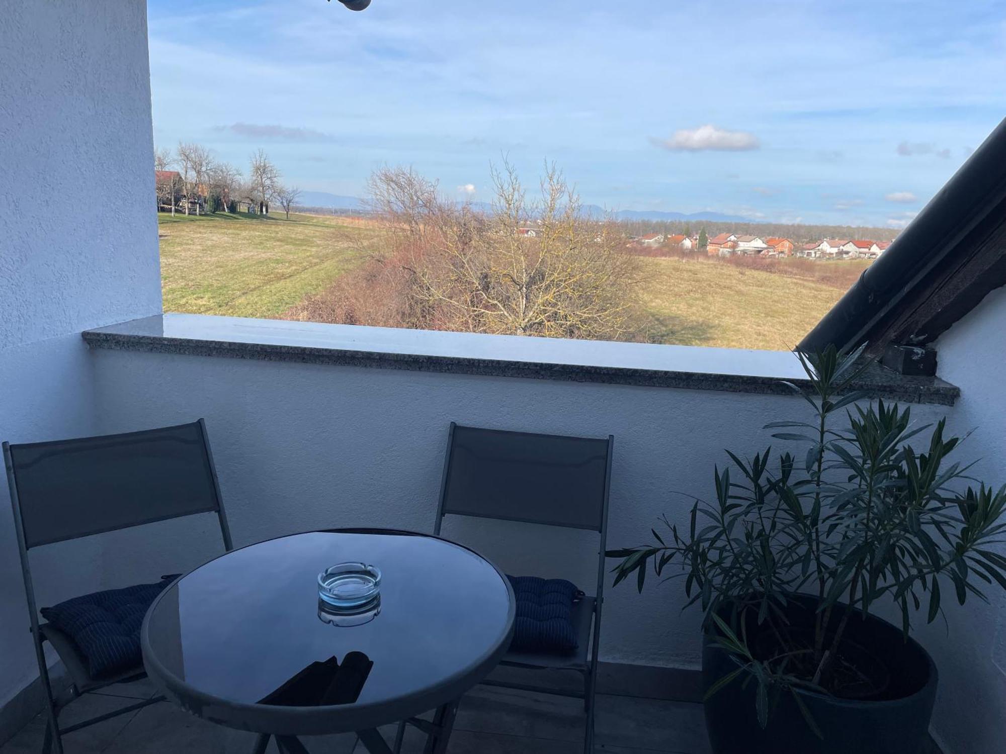 Vila Milka - Balkon - Besplatan Parking - Samostalna Prijava Karlovac Buitenkant foto