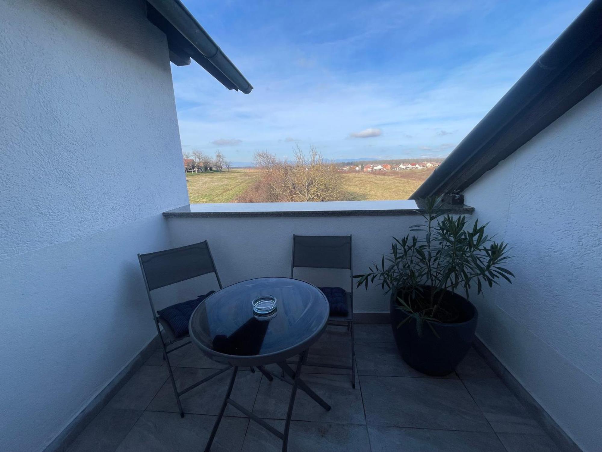 Vila Milka - Balkon - Besplatan Parking - Samostalna Prijava Karlovac Buitenkant foto